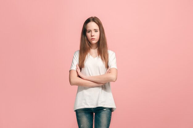 Adolescente sérieuse, triste, douteuse, réfléchie, debout au studio