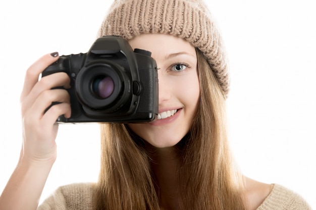 Une adolescente souriante prend une photo