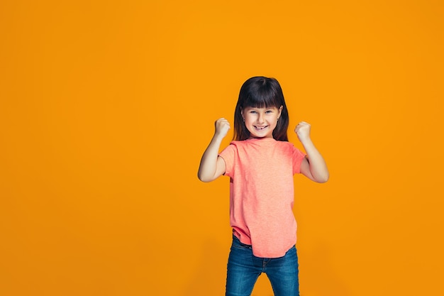 Adolescente succès heureux célébrant être un gagnant. Image énergétique dynamique du modèle féminin