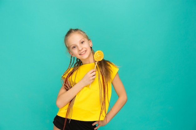 adolescente avec sucette colorée sur un bleu