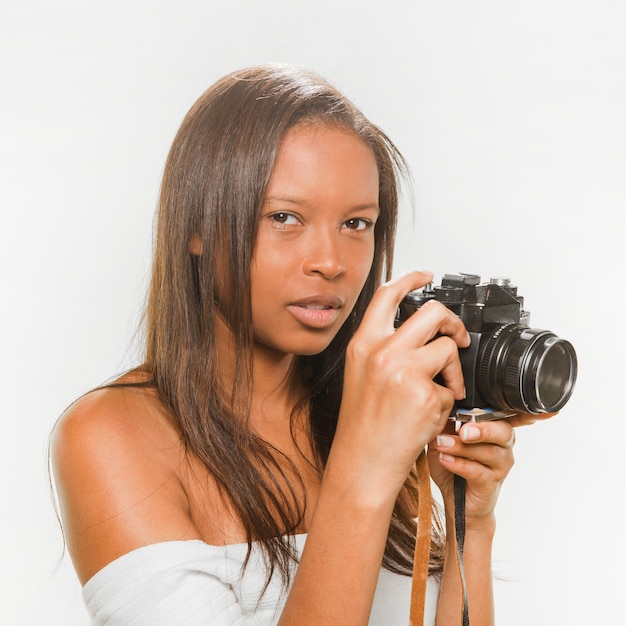 Photo gratuite adolescente tenant une caméra dslr