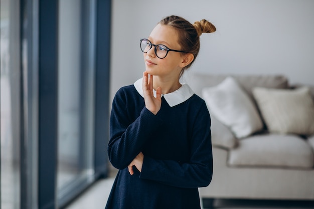 Adolescente en uniforme scolaire