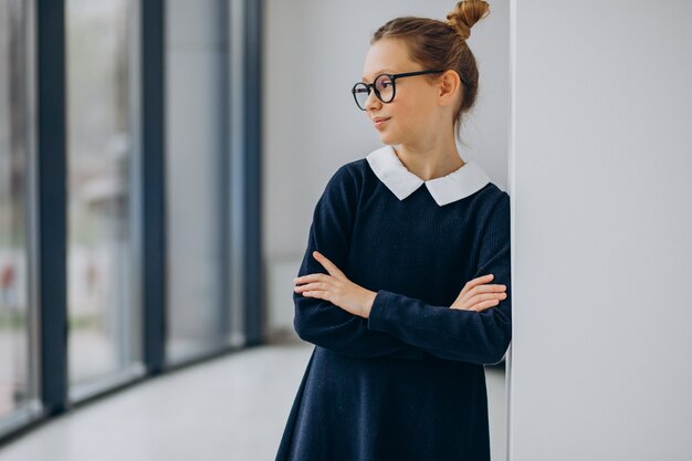 Adolescente en uniforme scolaire