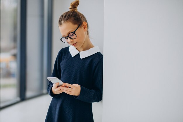 Adolescente en uniforme scolaire