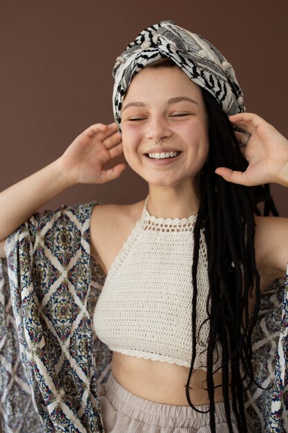 Adolescente avec des vêtements hippies et des dreadlocks