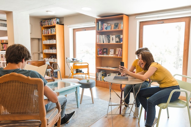 Adolescentes prenant la photo de lecture camarade de classe