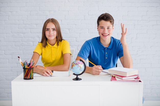 Adolescents assis au bureau