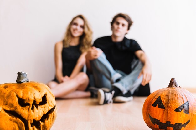 Adolescents avec des citrouilles d&#39;Halloween