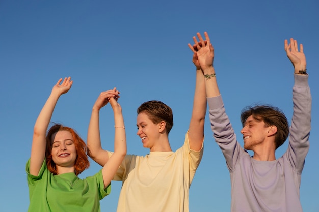 Photo gratuite adolescents à coup moyen étant amis