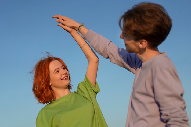 Photo gratuite adolescents à coup moyen étant amis