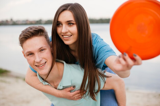 Adolescents coup moyen avec frisbee rouge