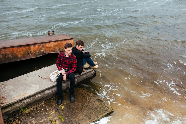 Photo gratuite adolescents élégants pensant sur le quai