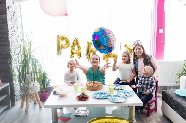 Adolescents Et Enfants Jetant Des Ballons