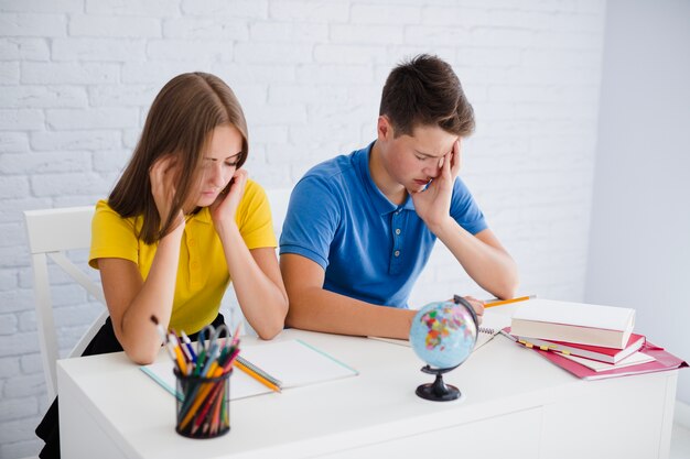 Photo gratuite adolescents fatigués à la leçon