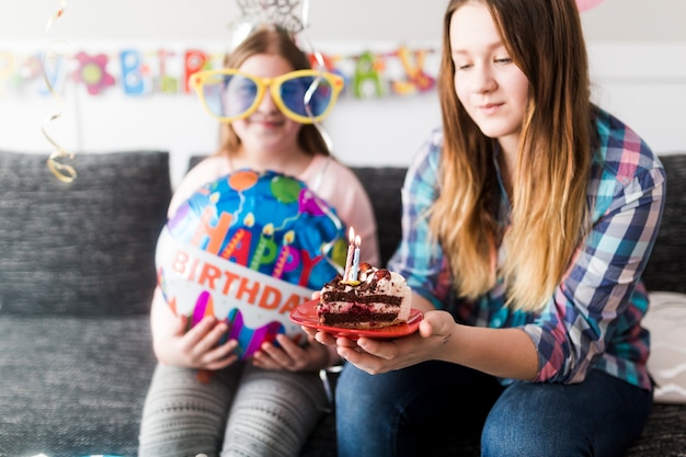 Adolescents avec un gâteau d&#39;anniversaire