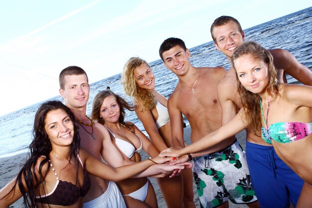 Adolescents heureux jouant à la mer