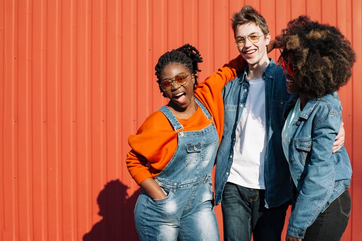 Photo gratuit adolescents heureux posant ensemble à l'extérieur