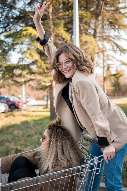 Photo gratuite adolescents heureux posant avec panier