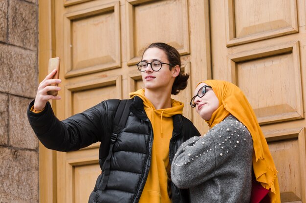 Adolescents heureux prenant un selfie ensemble