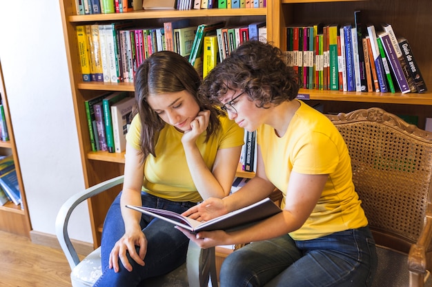 Adolescents intelligents lisant le livre ensemble