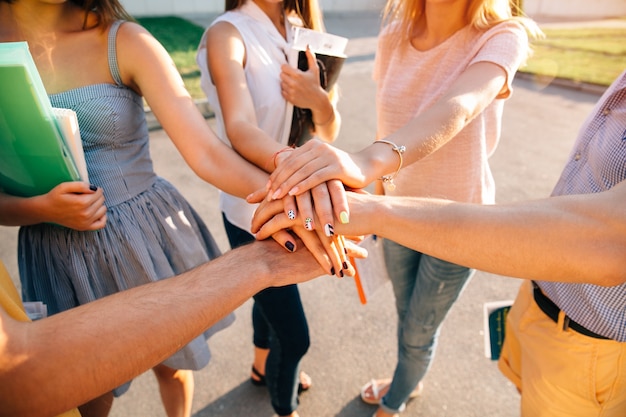 Adolescents Jeunes étudiants de l&#39;équipe Ensemble des mains empilées. Fermer