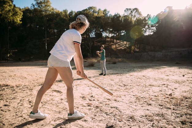 Adolescents jouant au baseball dans un parc