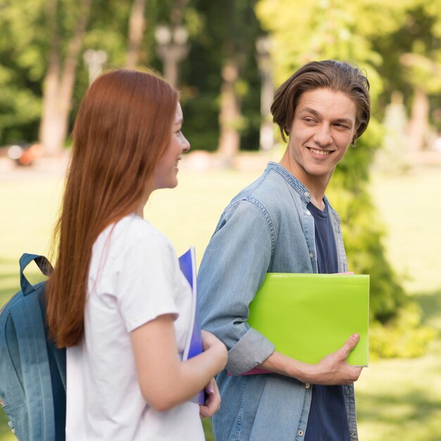 Adolescents marchant ensemble sur le campus