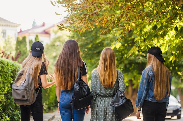 Adolescents méconnaissables marchant dans la rue