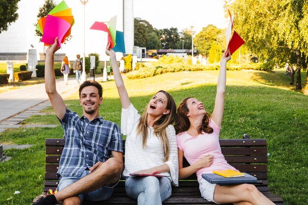 Les adolescents avec des papiers colorés