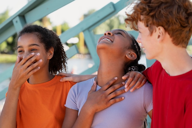 Les adolescents passent du temps ensemble en été