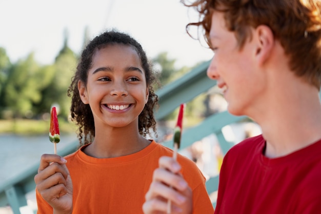 Les adolescents passent du temps ensemble en été