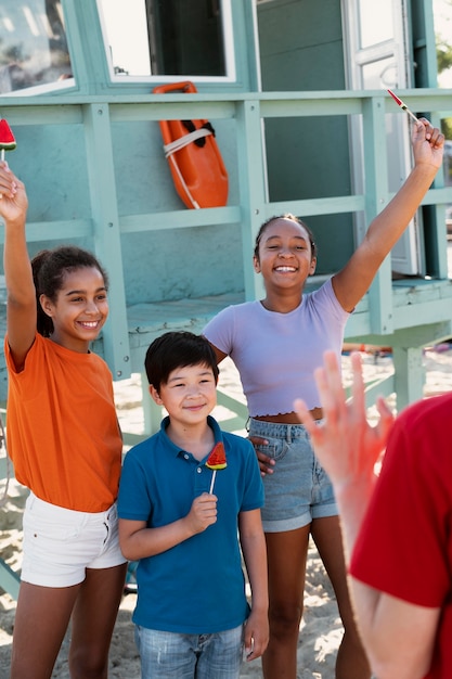 Photo gratuite les adolescents passent du temps ensemble en été