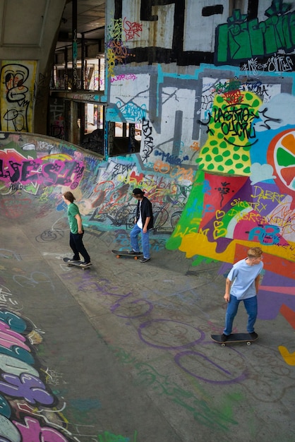 Adolescents sur planche à roulettes à l'extérieur grand angle