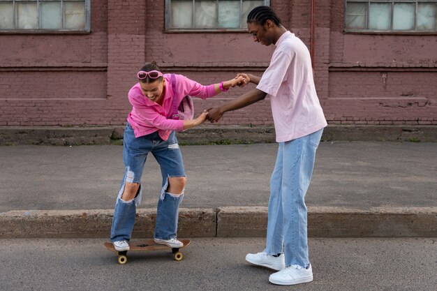 Des adolescents en pleine forme portant de la mode Y2K