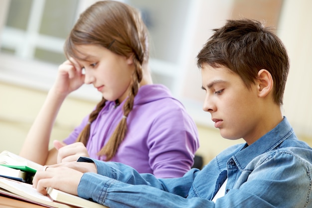 Photo gratuite les adolescents qui étudient ensemble dans la classe