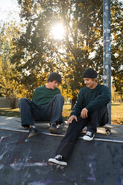 Adolescents rebelles avec des planches à roulettes