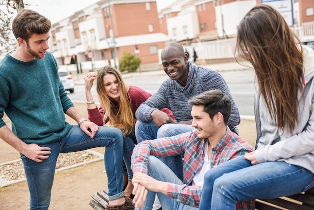 Les adolescents rire et partager des blagues