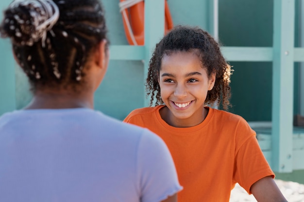 Photo gratuite les adolescents s'amusent en été