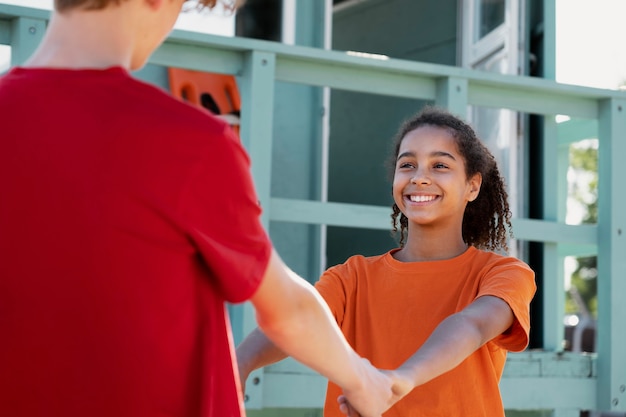 Les adolescents s'amusent en été