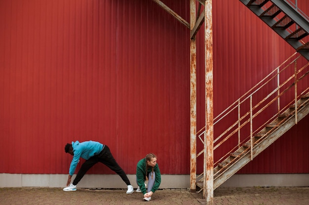 Adolescents s'entraînant ensemble à l'extérieur