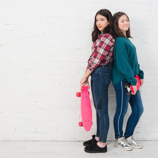 Adolescents avec skateboard