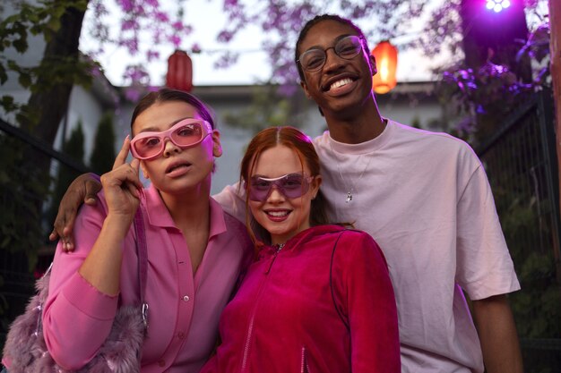 Des adolescents de taille moyenne portant de la mode Y2K
