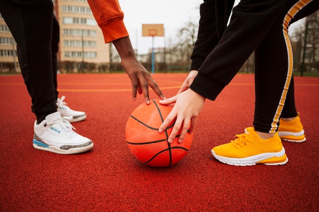 Photo gratuite adolescents sur le terrain de basket ensemble