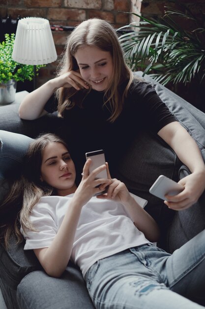 Adolescents utilisant des téléphones portables