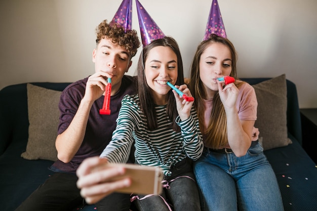 Adolescents vue de face prenant un selfie