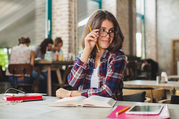 Adorable adolescente posant en étudiant