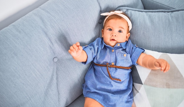 Adorable bébé allongé sur le canapé à la maison Nouveau-né se relaxant et se reposant confortablement