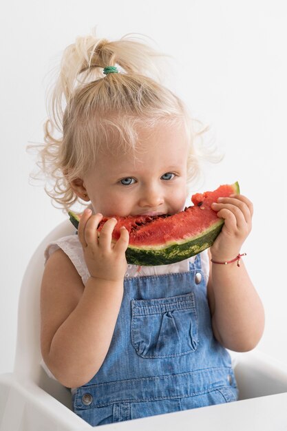 Adorable bébé jouant avec de la nourriture