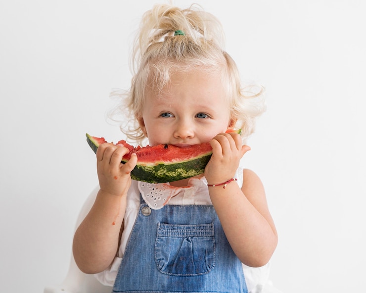 Photo gratuit adorable bébé jouant avec de la nourriture