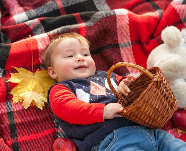 Adorable bébé rousse tenant un panier